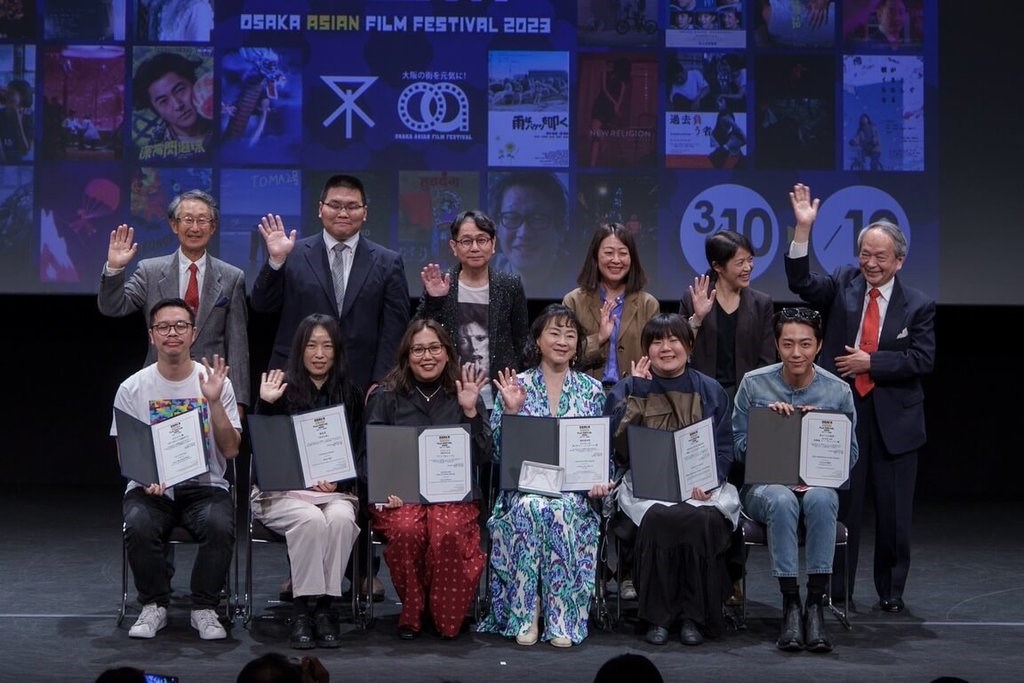 Taiwanese actress Lu Hsiao-fen (sitting, third from right) and director Fu Tien-yu (sitting, second from left). Photo courtesy of Osaka Asian Film Festival