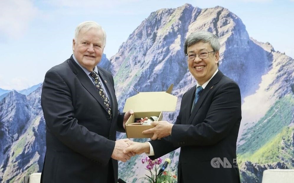 Bob Stewart (left), chair of the British-Taiwanese All-Party Parliamentary Group, receives a gift from Premier Chen Chien-jen when they met in Taipei on Wednesday. CNA photo March 22, 2023