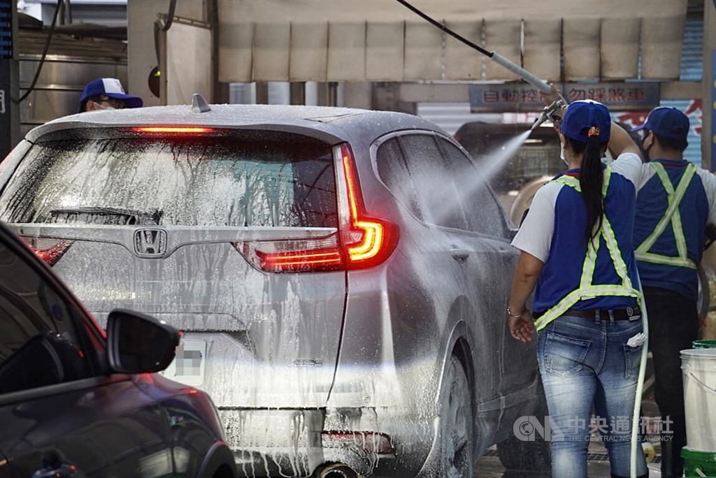 Employees of state-run oil refiner CPC Corp. Taiwan work at a car wash of the company in Kaohsiung on Thursday. CNA photo March 23, 2023