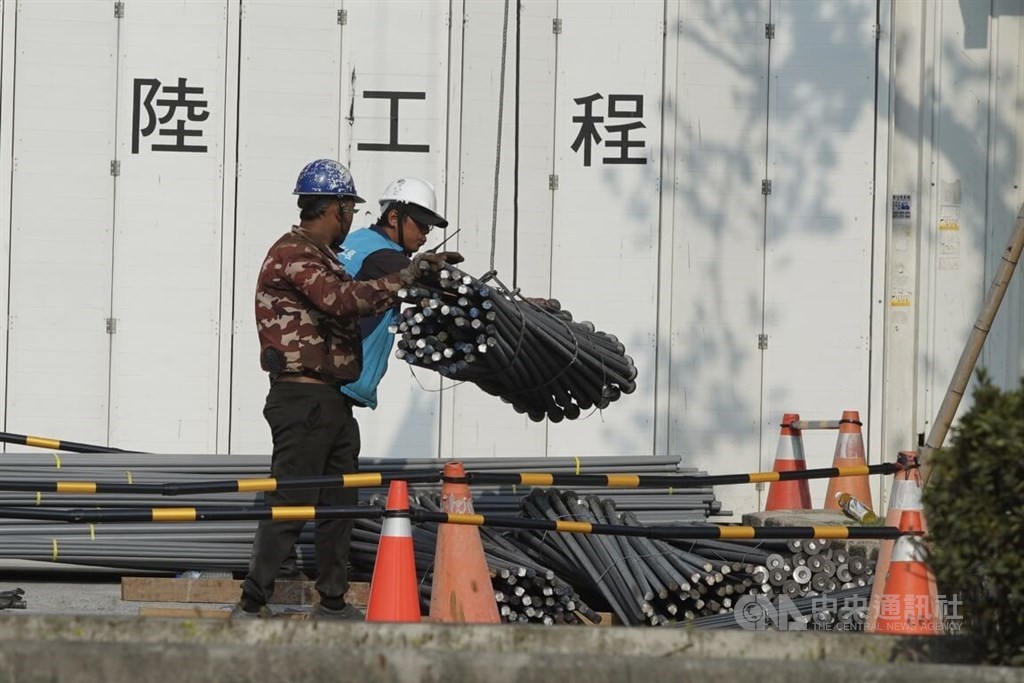 Workers at a construction site in Taipei are seen in this photo taken on Friday. CNA photo March 24, 2023