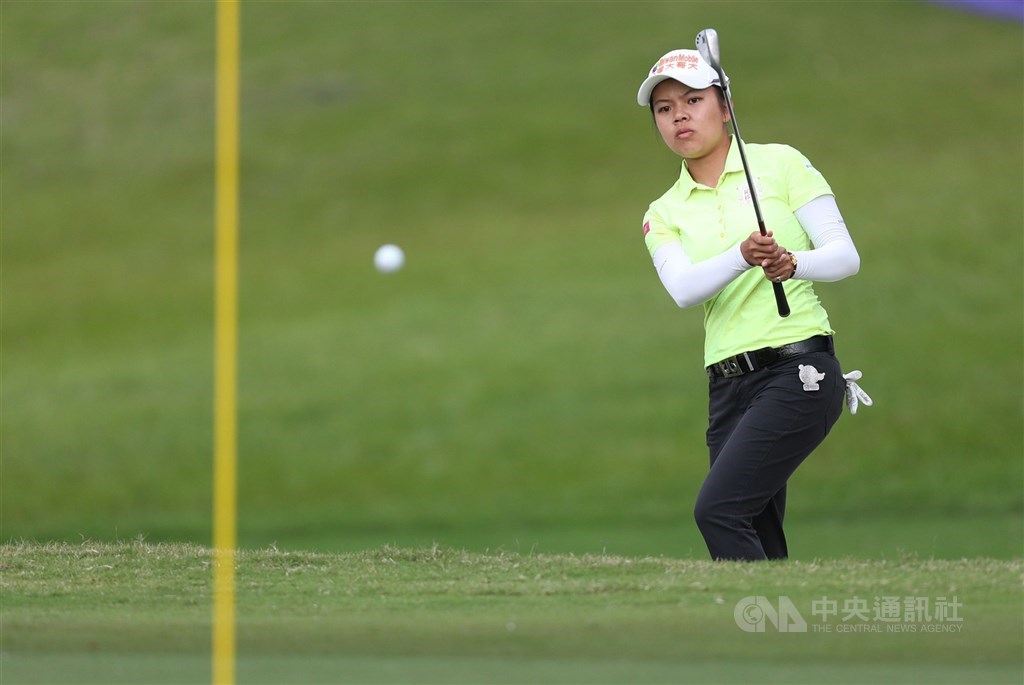 Taiwanese golfer Hsu Wei-ling competes at the 2018 Taiwan Swinging Skirts tournament. CNA file photo