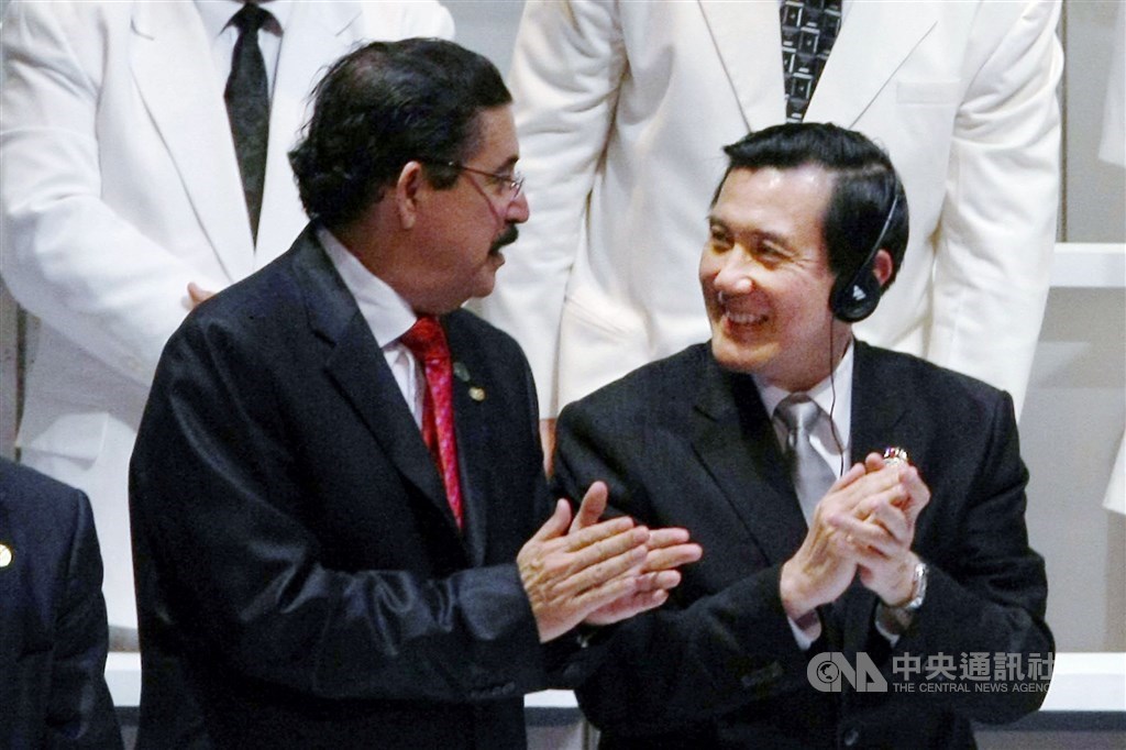 Then ousted Honduran President Manuel Zelaya (left), husband of now President Xiomara Castro de Zelaya, chats with former President Ma Ying-jeou when they attended the inauguration of Panamanian President Ricardo Martinelli in Panama City on July 1, 2009. CNA file photo