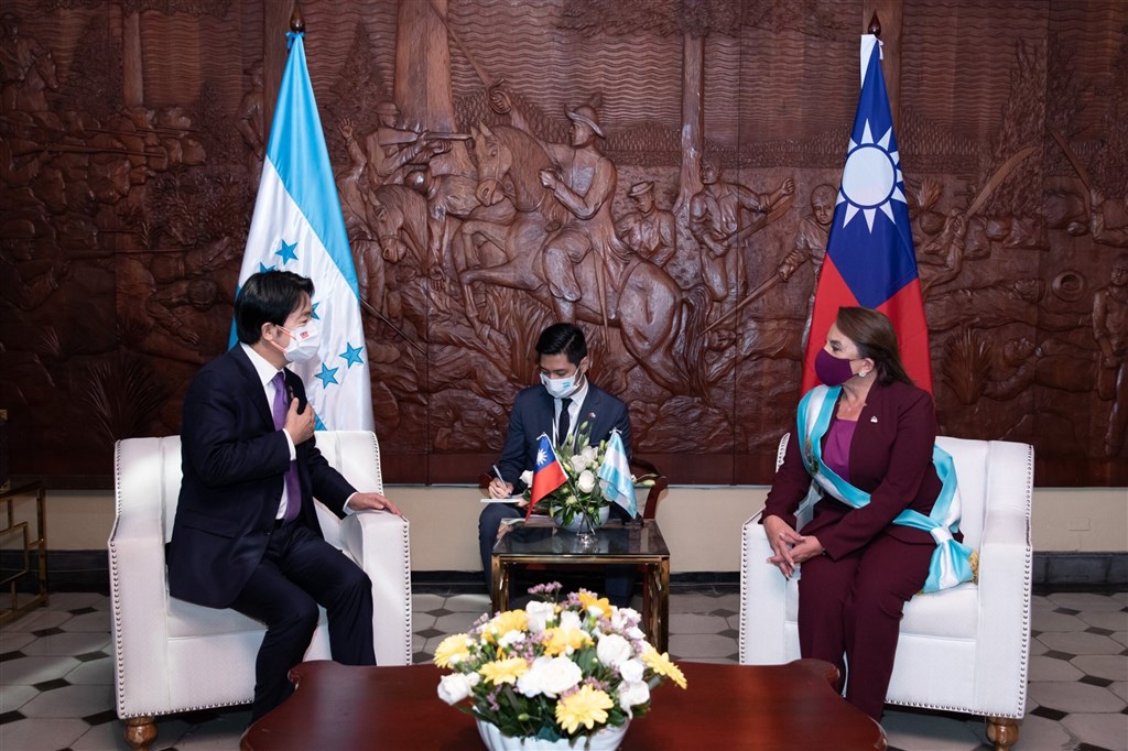 Vice President Lai Ching-te (left) meets with Honduran President Xiomara Castro (right) on her inauguration day in Tegucigalpa on January 27, 2022. File photo courtesy of Presidential Office