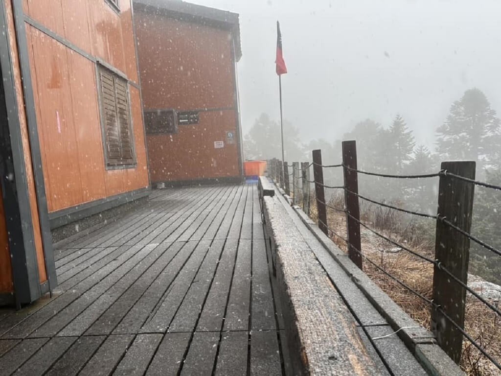 Paiyun Lodge on Yushan is seen in this photo taken on Sunday when snow began falling at 11:40 a.m. Photo courtesy of Yushan National Park Headquarters
