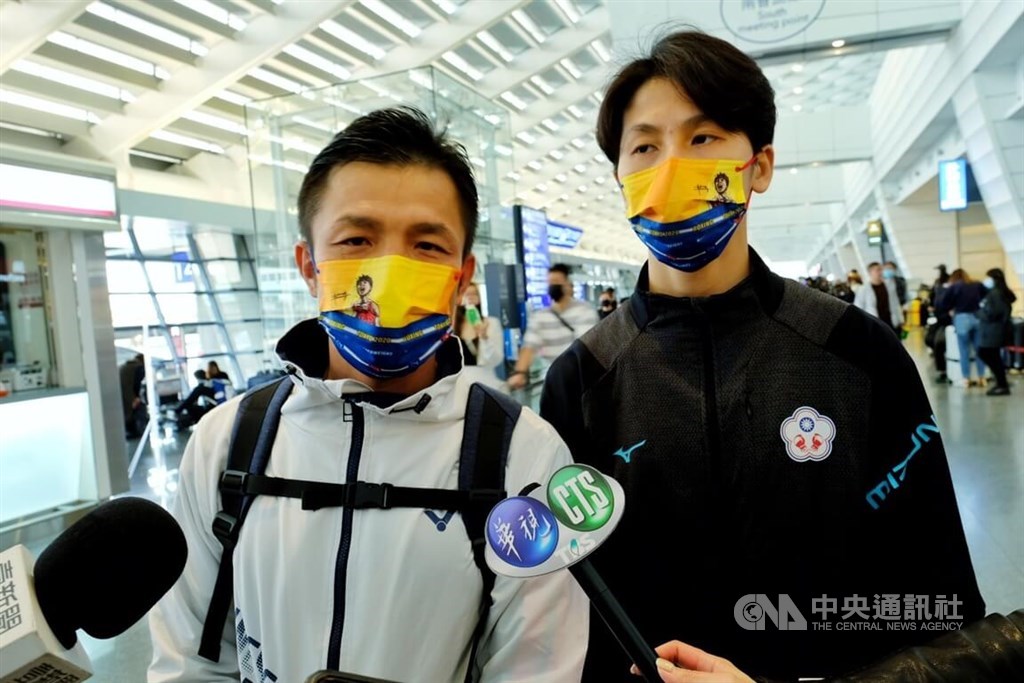 Taiwanese female boxer Lin Yu-ting (right) is seen at the Taoyuan International Airport Tuesday. CNA photo March 28, 2023