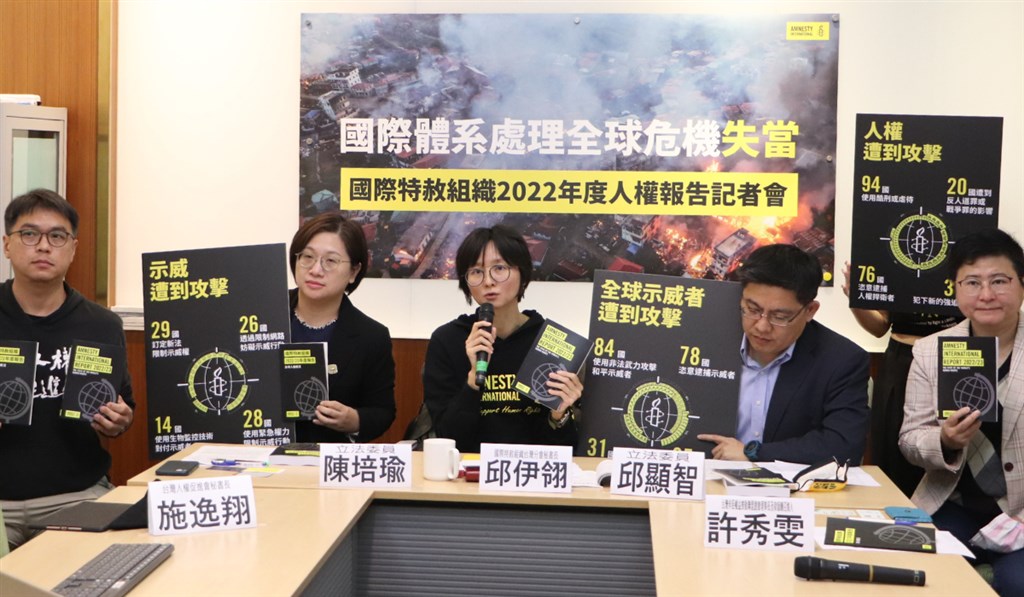 Legislators Chen Pei-yu (second left) and Chiu Hsien-chih (second right) attends Amnesty International Taiwan