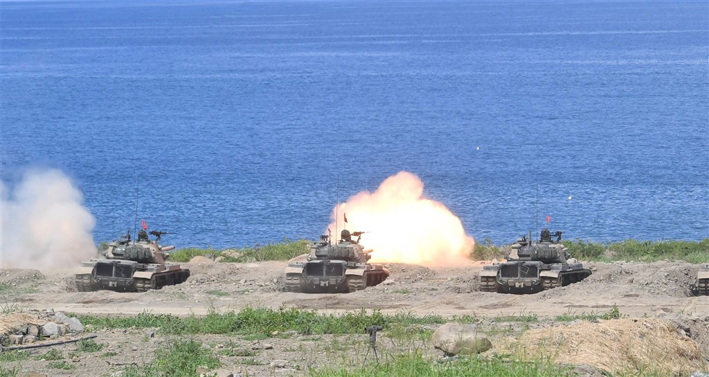 Three CM-11 tanks fire on the coast of Pingtung County during the Armed Forces