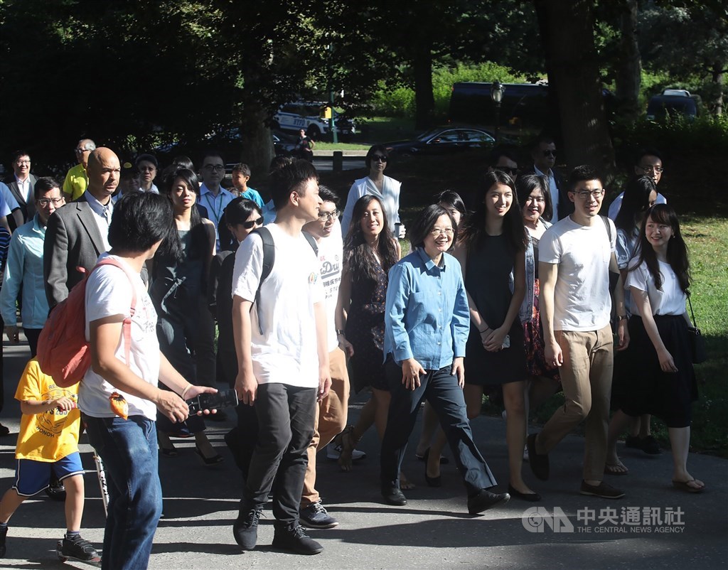 President Tsai Ing-wen (center, in blue shirt) and Taiwanese students in New York