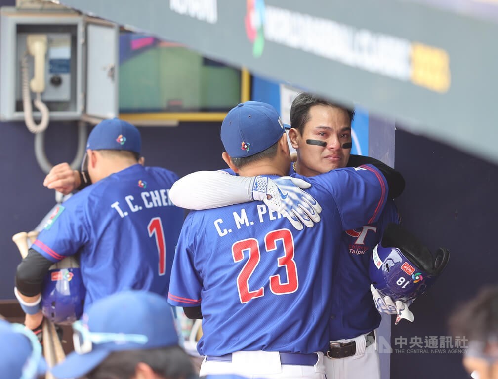Taiwanese infielder Yu Chang (張育成, right) hugs Team Taiwan
