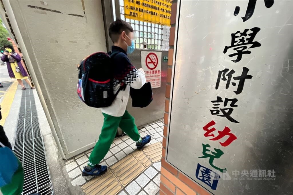 A boy arrives at a kindergarten in Taipei in this CNA file photo.