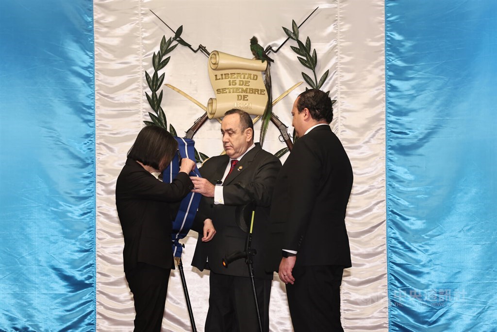 President Tsai Ing-wen (left) receives la Orden de los Cinco Volcanes, Gran Cruz, placa de oro from Guatemalan President Alejandro Eduardo Giammattei (center) with Guatemala