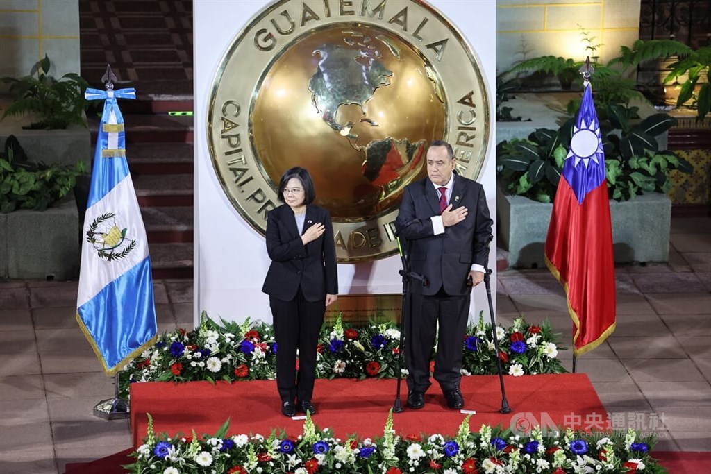 Republic of China (Taiwan) President Tsai Ing-wen (left) and Guatemalan President Alejandro Eduardo Giammattei (right) pay respect to the Guatemalan national anthem on Friday. CNA photo March 31, 2023