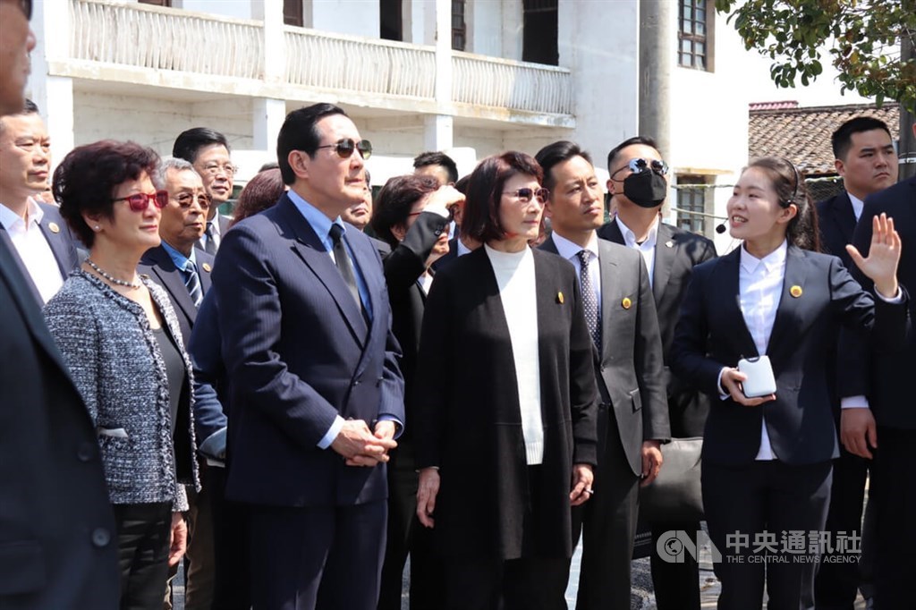 Former President Ma Ying-jeou (second left) and his delegation at Hunan Province