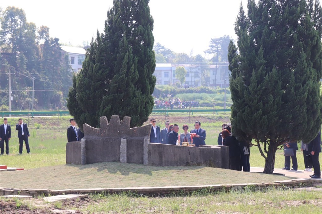 Former President Ma Ying-jeou and his family pay their respect to their ancestors at a family burial site in Xiangtan, China on Saturday. CNA photo April 1, 2023