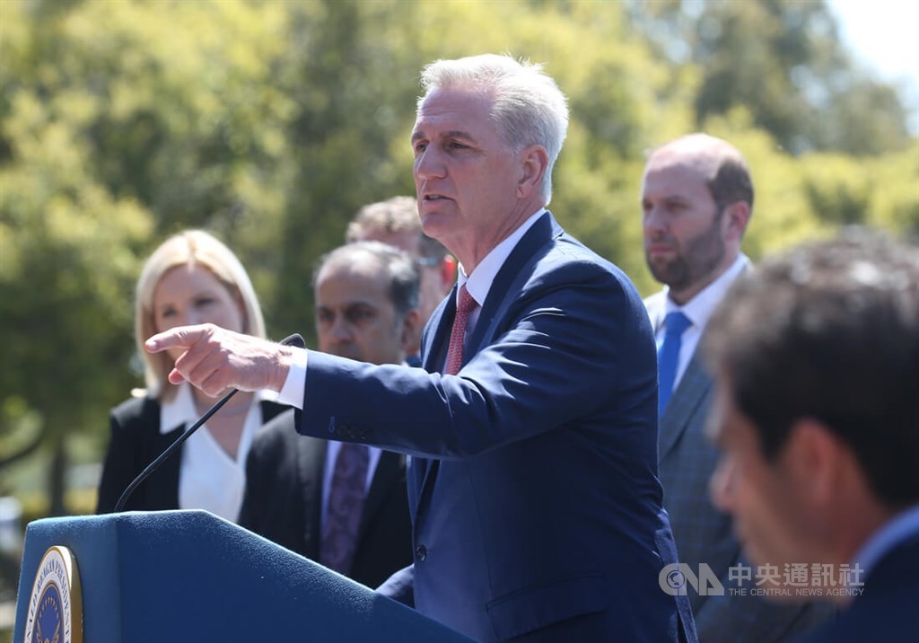 U.S. House Speaker Kevin McCarthy (center) attends a press briefing held in California on Wednesday. CNA photo April 6, 2023