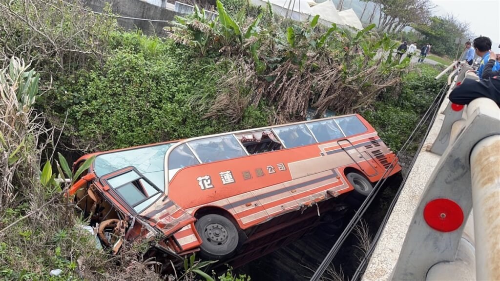 1 killed, 5 injured after bus collides with car in Hualien - Vimarsana News