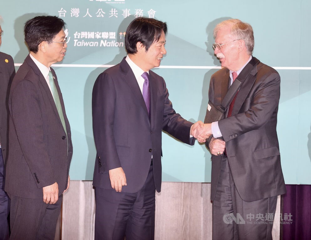 Vice President Lai Ching-te (center) and former U.S. national security advisor John Bolton (right) exchange a handshake at a banquet held in Taipei Monday to mark the Formosan Association for Public Affairs