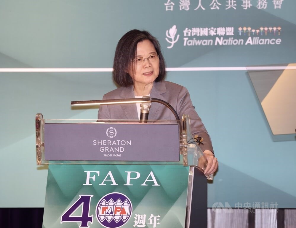 President Tsai Ing-wen speaks at a banquet held in Taipei Monday to mark Washington-based lobbying group Formosan Association for Public Affairs