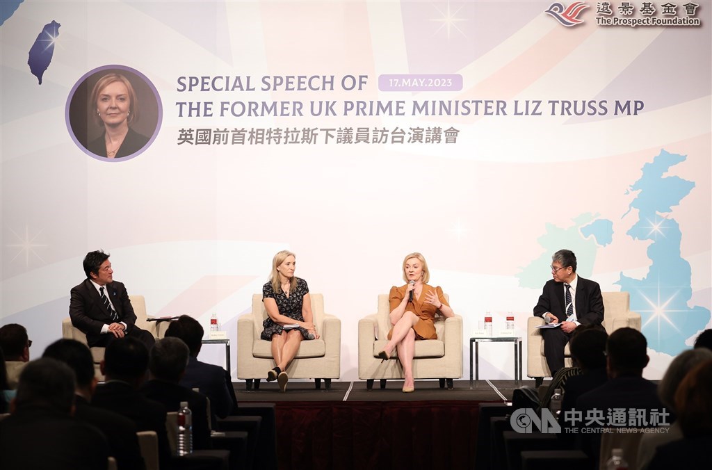 Former U.K. Prime Mnister Liz Truss (second right) speals at a forum in Taipei Wednesday. CNA photo May 17, 2023