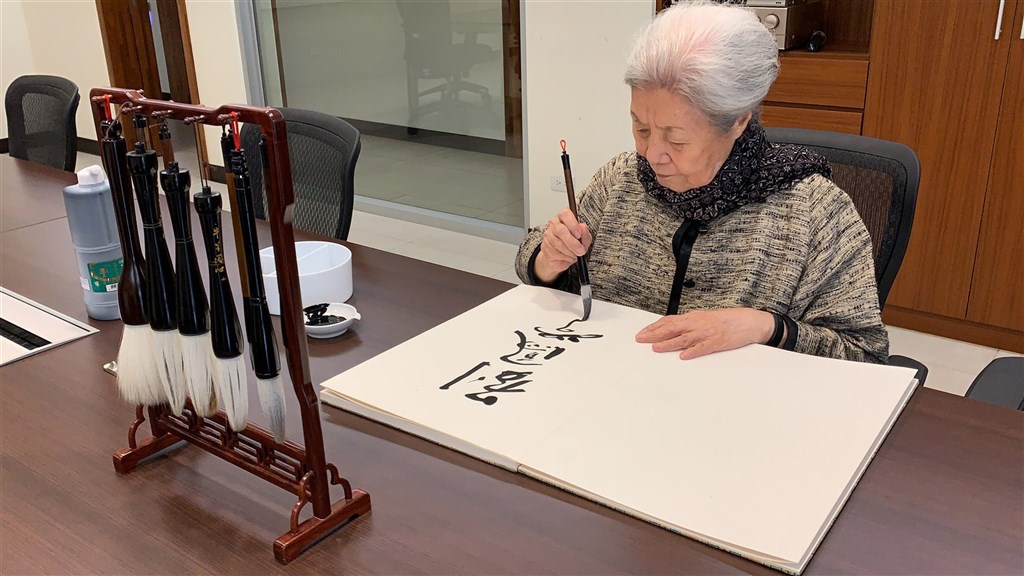Choreographer Liu Feng-shueh uses an ink brush to write down her name in the photo released on Feb. 2, 2021, when she was named as a winner of the National Culture Award. File photo courtesy of Neo-classical Dance Company