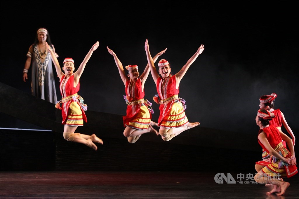 Dancers perform a segment of Liu Fen-shueh
