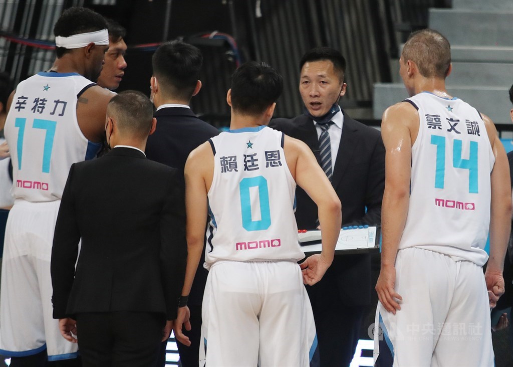 Taipei Fubon Braves head coach Roger Hsu (second left). CNA file photo