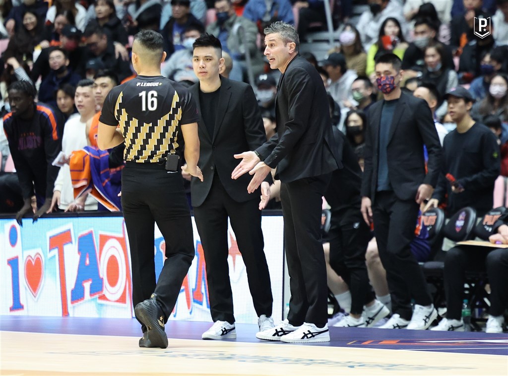 Ko Huan-wei (front, second left) stands beside the Taoyuan Pauian Pilots head coach Iurgi Caminos (front, right) during a game. File photo courtesy of Taoyuan Pauian Pilots