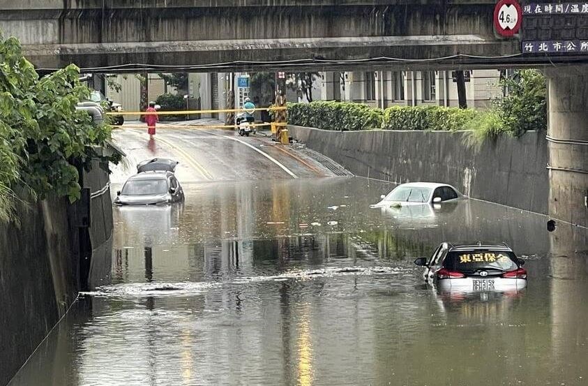 الأمطار الغزيرة تلحق دمارا بوسط تايوان في أعقاب إعصار خانون