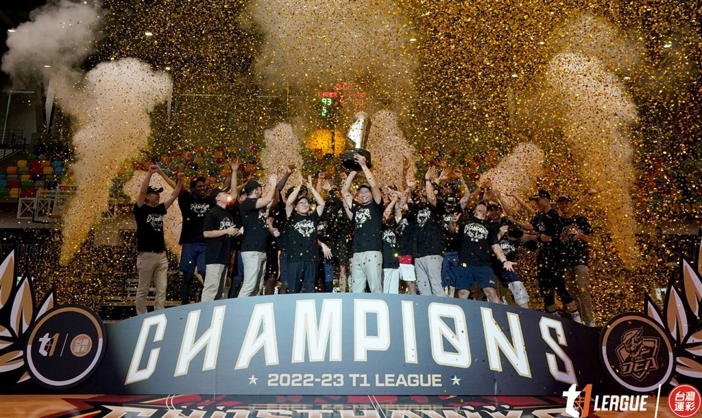 New Taipei CTBC DEA head coach Lee Yi-hua lifts the T1 LEAGUE championship trophy with other DEA members beside him at Chia Nan University of Pharmacy and Science Shao Tsung Gymnasium in Tainan on Sunday. Photo: T1 LEAGUE