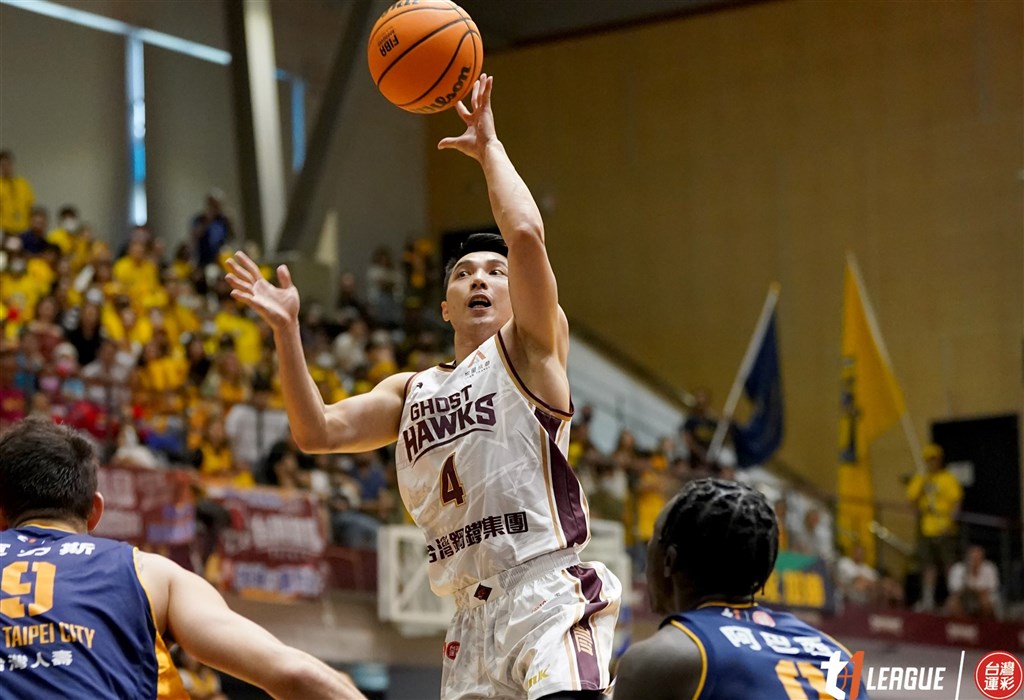 GhostHawks point guard Li Han-sheng attempts a shot in Sunday