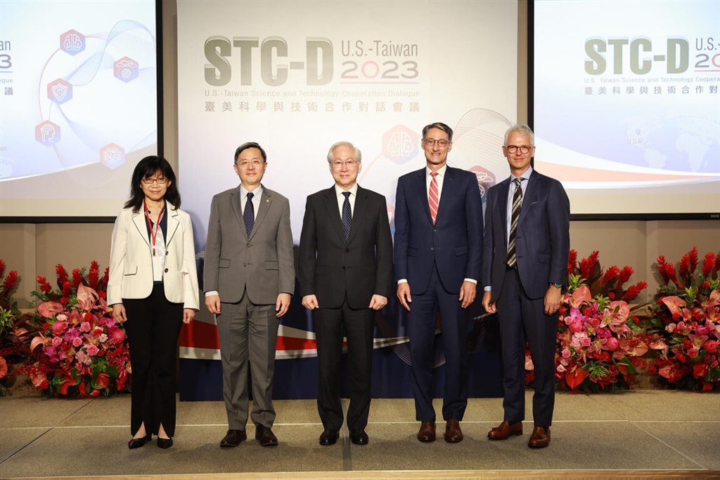 American Institute in Taiwan Acting Director Jeremy Cornforth (right), U.S. Department of State official Jason Donovan (second right), and National Science and Technology Council chief Wu Tsung-Tsong (third right) are seen at the Taiwan-U.S. Science and Technology Cooperation Dialogue in Taipei on Monday. Photo courtesy of National Science and Technology Council