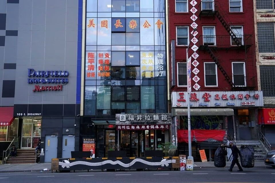 A glass-facade building (center) in Manhattan