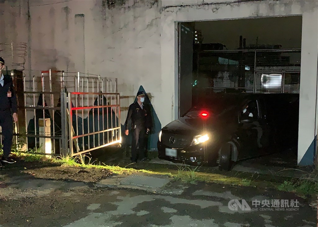 A vehicle carrying the body of Weng Jen-hsien leaves the Taipei Detention Center in New Taipei following his execution on April 4, 2020. Weng was sentenced to death by the Supreme Court in July 2019 for setting a fire that took six lives. CNA file photo
