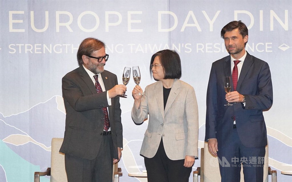 Từ trái sang: Chủ tịch ECCT Giuseppe Izzo, Tổng thống Tsai Ing-wen và Filip Grzegorzewski, người đứng đầu Văn phòng Kinh tế và Thương mại Châu Âu tại Đài Loan nâng ly chúc mừng vào thứ Năm