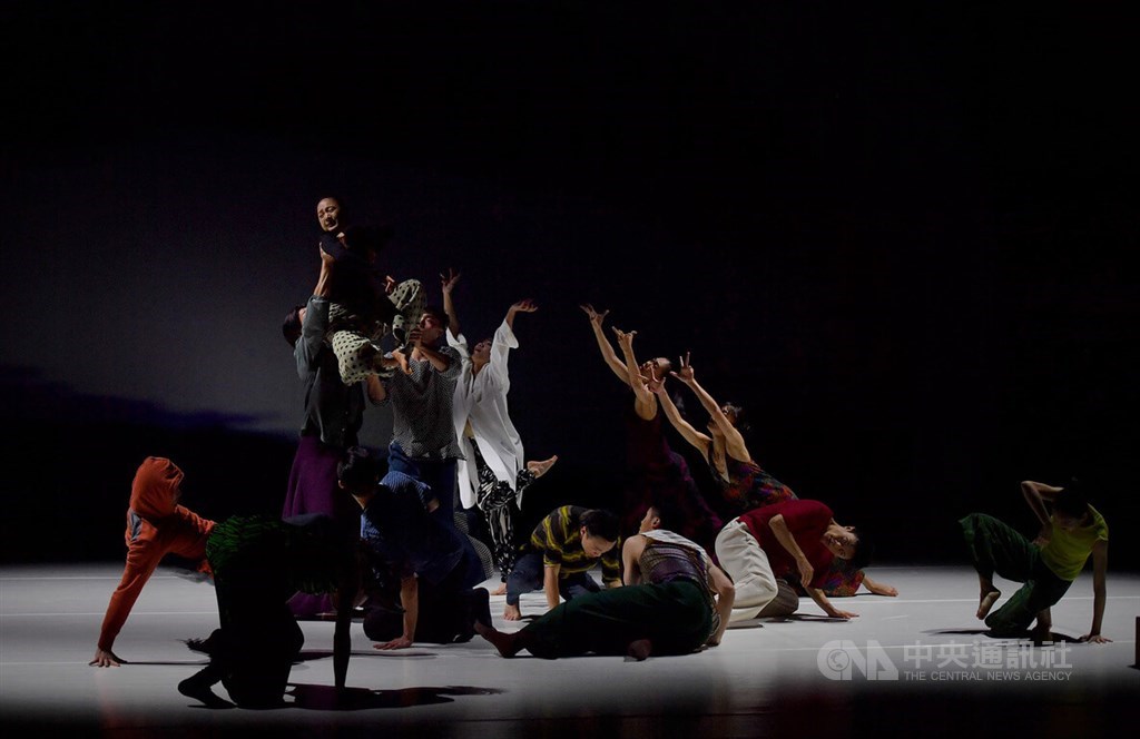 Cloud Gate Dance Theatre dancers perform during a press preview of its new piece "Send in a Cloud" on April 7, 2022. CNA file photo