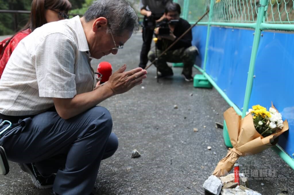 The father of Japanese cyclist Hiroyuki Shirai (front) burns an incense stick at the location where his son was hit by fallen rocks and later died, in Hualien County in 2018. CNA file photo