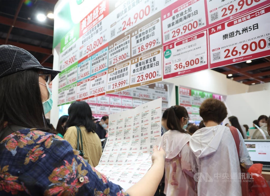 A woman browses through a pamphlet of travel deals at the 17th Taipei Tourism Expo in Taipei World Trade Center on Friday. CNA photo May 26, 2023