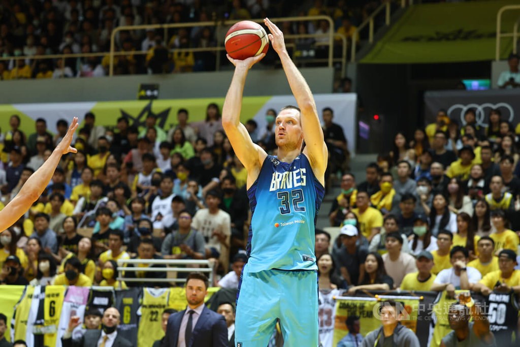 Center Ihor Zaytsev of Taipei Fubon Braves make a layup shot during News  Photo - Getty Images