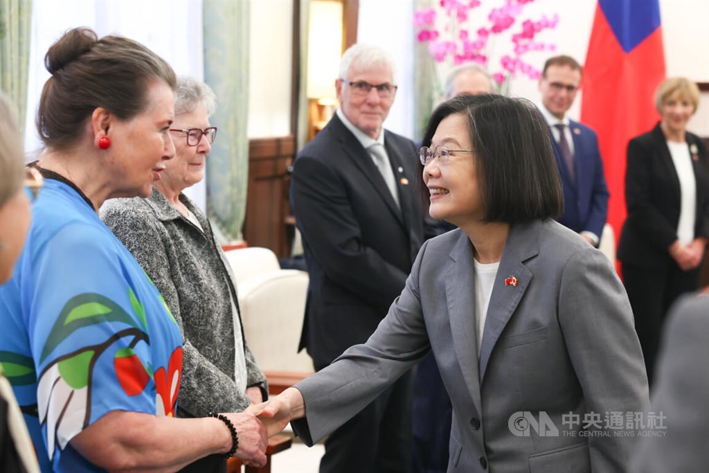 Visiting Canadian parliamentarians meet with President Tsai - Focus Taiwan