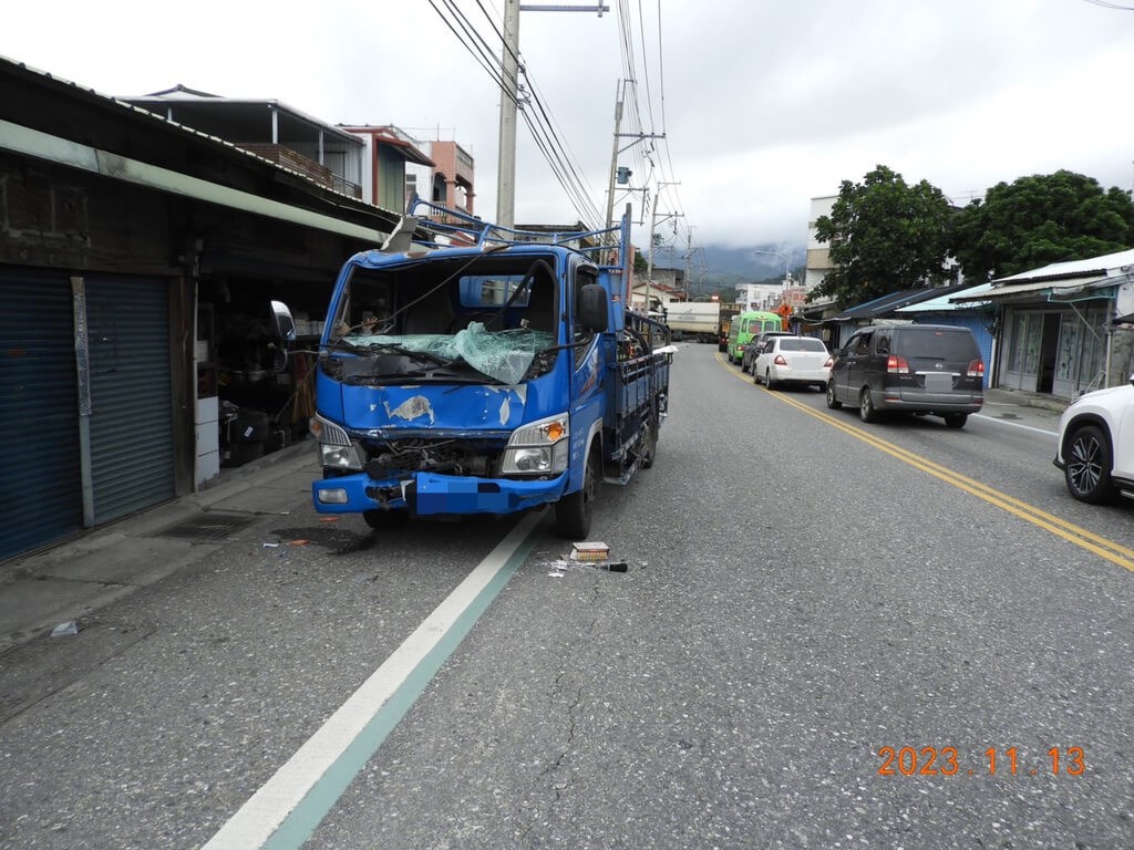 Unlicensed driver crashes truck, killing cyclist in Hualien