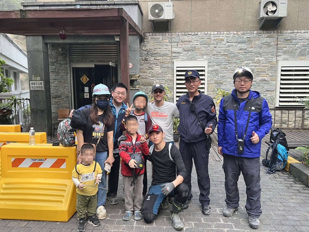 A Greek citizen leads 11 tourists to safety after the Hualien earthquake