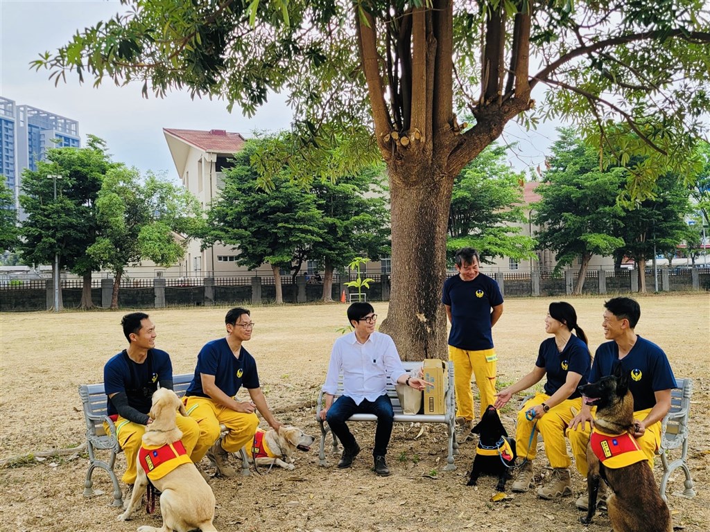 Kaohsiung mayor pays tribute to search and rescue dogs, handlers