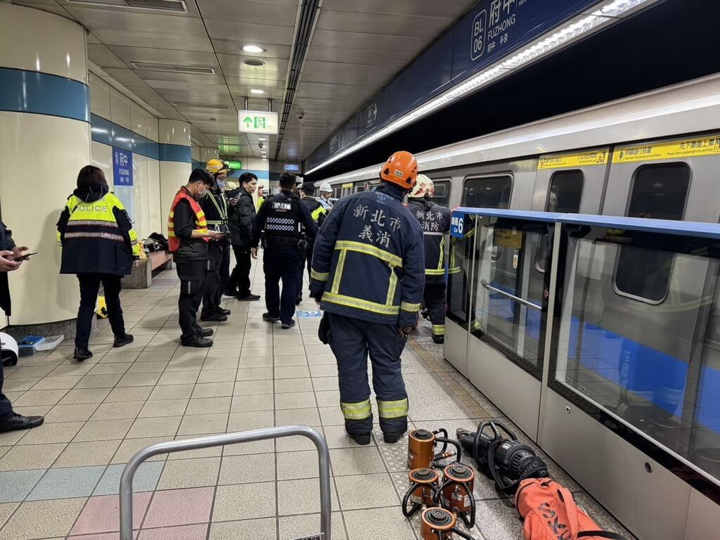 Woman dies after jumping onto Taipei Metro track - Focus Taiwan