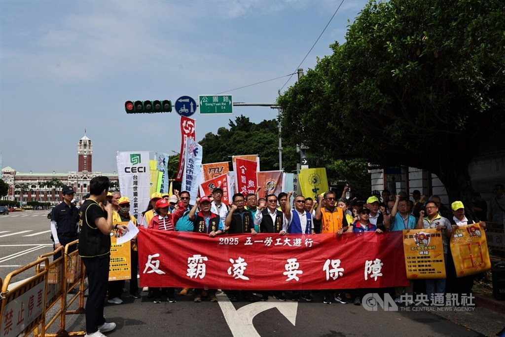Labor Lowers 2027 Minimum Wage Bid to 11,500 Won, Business Raises Offer to 10,440 Won