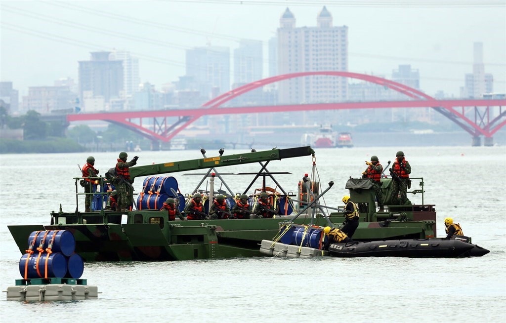 Army conducts live explosive ordnance drill on Tamsui River
