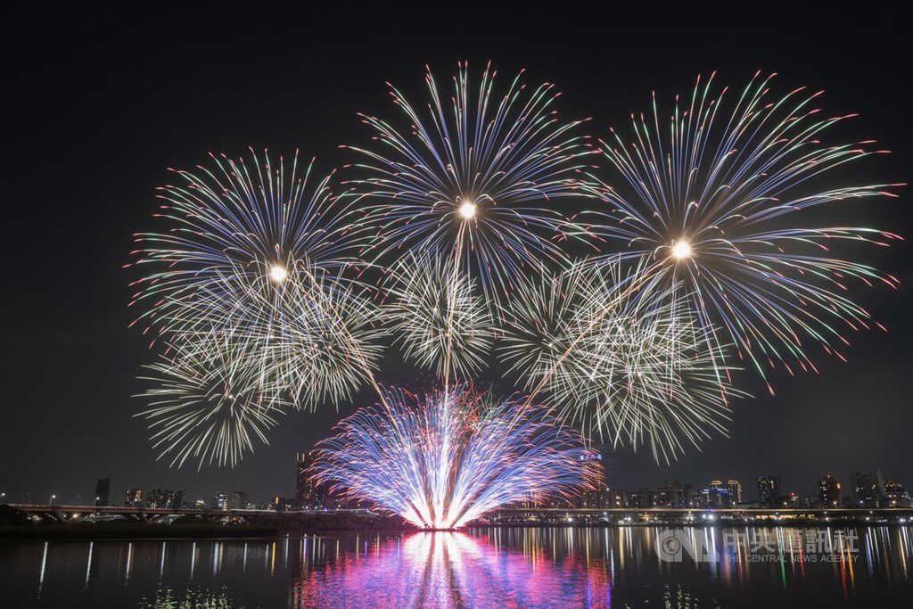 Taipei Summer Festival kicks off with fireworks at Dadaocheng