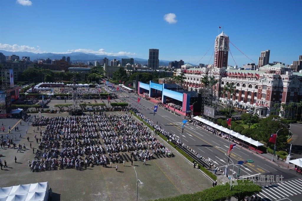 National Day celebrations kick off in front of Presidential Office