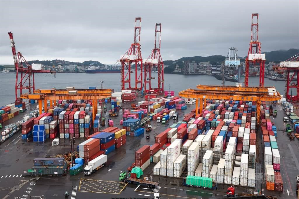 Taiwan's exports, imports, trade surplus smash records in 2025