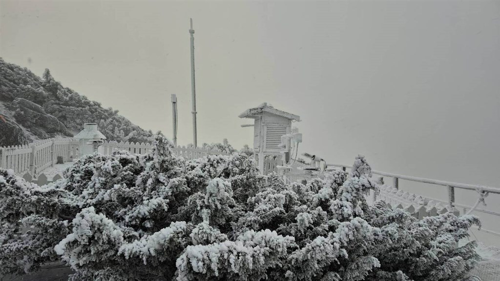 Snow falls on Taiwan's highest mountain