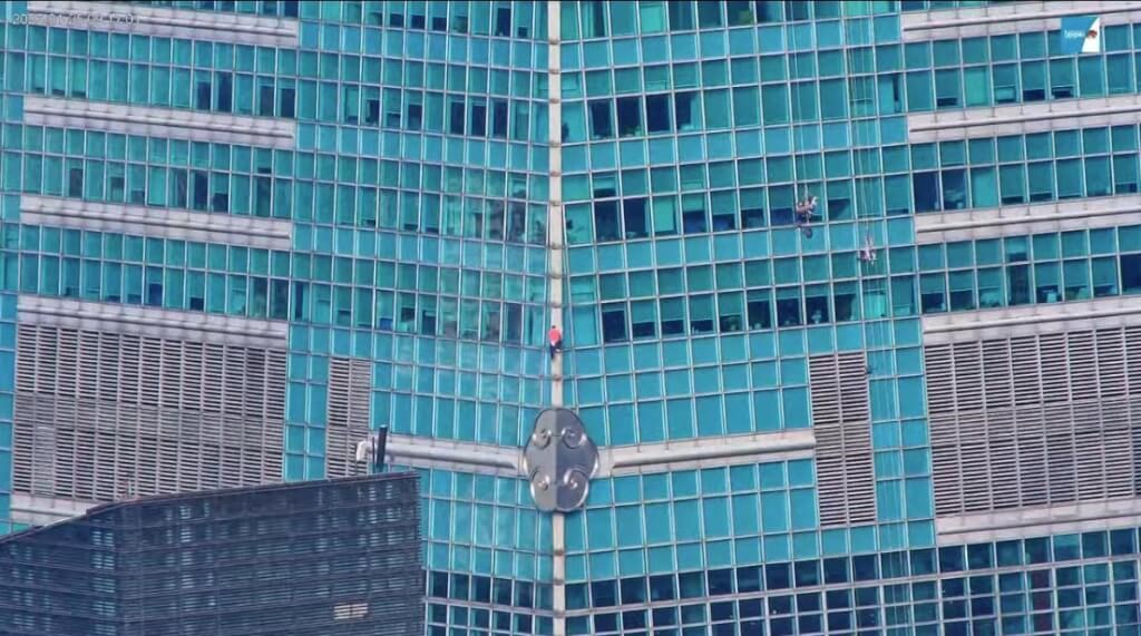 American climber Alex Honnold begins his free-solo ascent of Taipei 101